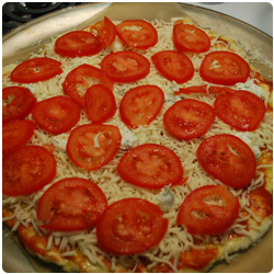 Pizza Fresh Tomato and Fresh Cheese - International Cooking Blog